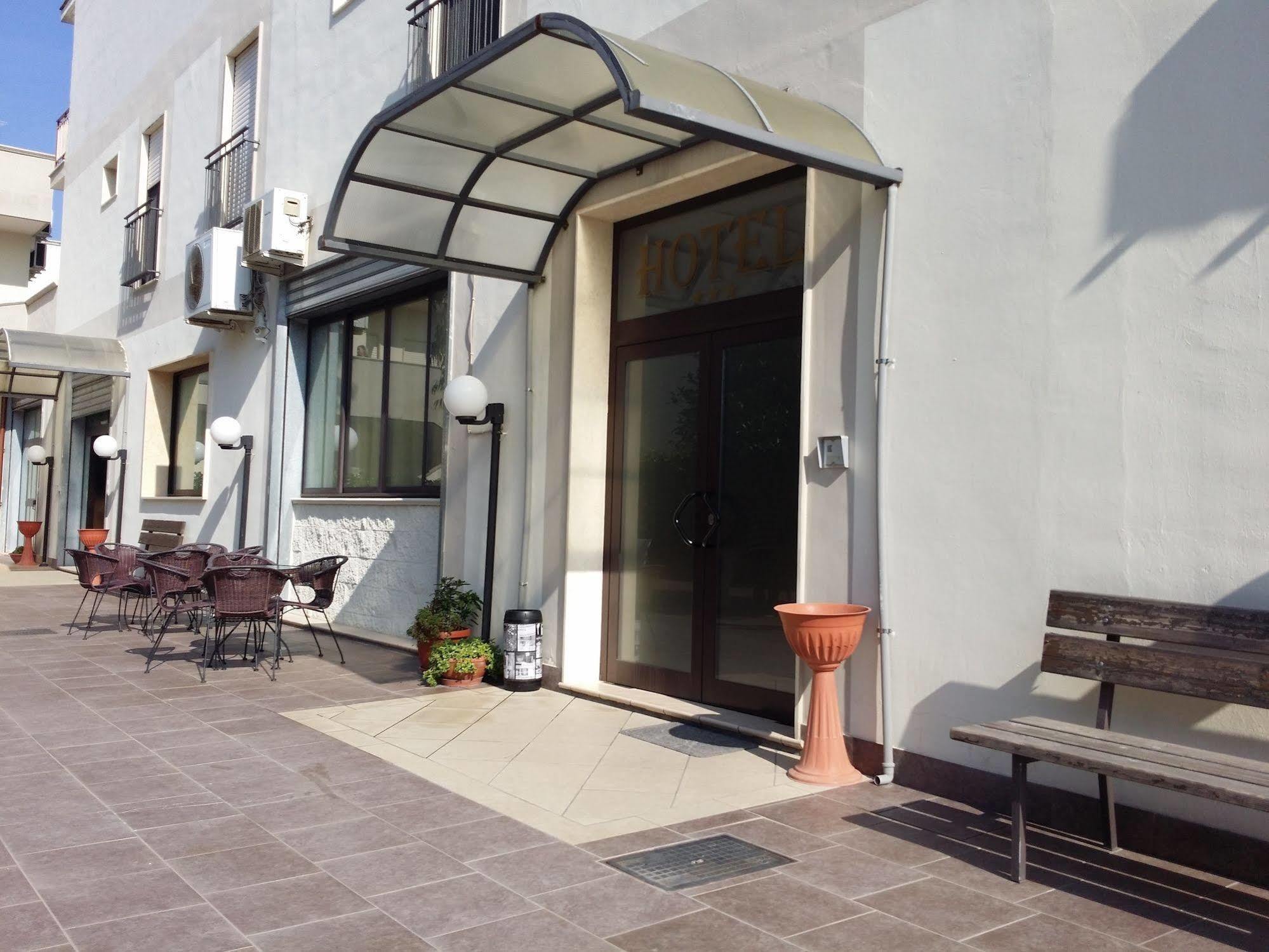 La Tana Del Lupo Hotel Monteiasi Kültér fotó